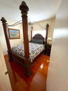 - une chambre avec un lit et une couette noire et blanche dans l'établissement Wynwood house Miami, à Miami