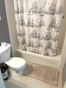 ein Bad mit einem WC und einem Duschvorhang in der Unterkunft Wynwood house Miami in Miami