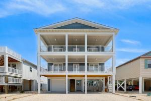 Un gran edificio blanco con balcones. en Seabirds, en Sunset Beach