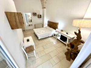 een kamer met een bed en een bureau bij Salto Nel Blu in Leverano
