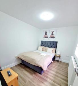 een slaapkamer met een bed in het midden bij Modern Luxurious New Build Entire 2 Bedroom Apartment in Basildon