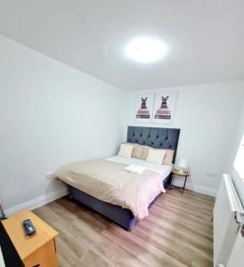 Ένα ή περισσότερα κρεβάτια σε δωμάτιο στο Modern 2 Bedroom Apartment +4 φωτογραφίες
