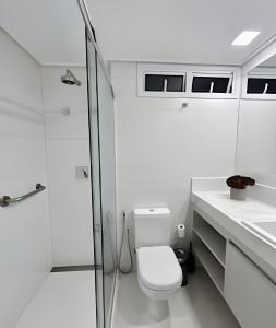 a bathroom with a toilet and a shower and a sink at Apto Luxo 2 quartos no Solar Tambaú in João Pessoa
