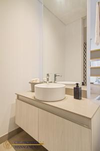 a bathroom with a white sink on a counter at Distrito 90 - Estudios y Apartamentos para vacaciones y viajes de negocio in Barranquilla