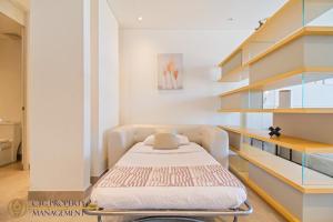 a hospital room with a bed and shelves at Distrito 90 - Estudios y Apartamentos para vacaciones y viajes de negocio in Barranquilla