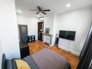 TV a/nebo společenská místnost v ubytování Historic Bushwick, Brooklyn Brownstone Apartment