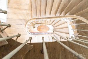 eine hölzerne Wendeltreppe in einem Holzgebäude in der Unterkunft Domaine de Mont in Mont-et-Marré