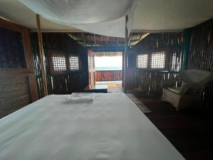 um quarto com uma cama grande num quarto em Hotel Puntanorte em Tintipan Island