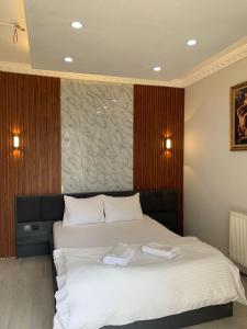 Giường trong phòng chung tại KANARYA SUİT OTELL