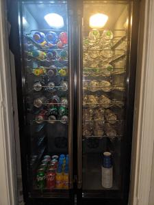 - un réfrigérateur rempli de boissons et de bouteilles de soda dans l'établissement Turtles Spot, à Las Vegas