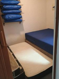 een kamer met 2 stapelbedden en blauwe handdoeken bij Apartamento Ubatuba Condominio Maranduba Ville II in Ubatuba