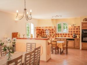 eine Küche mit einem Tisch und einem Esszimmer in der Unterkunft Maison Jaune in Cotignac