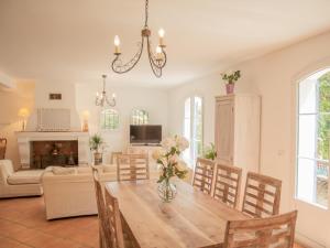 a dining room with a table and a living room at Maison Jaune in Cotignac