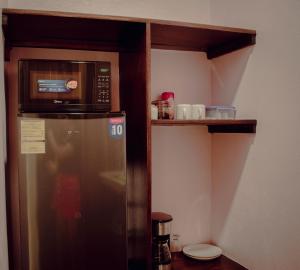 a microwave oven sitting on top of a refrigerator at Arenal Descanso in Fortuna
