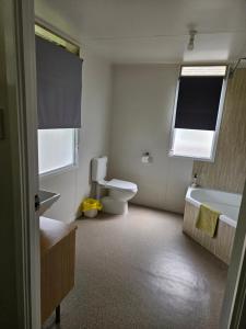 Koupelna v ubytování CHURCHILL COTTAGE- 94 Churchill St Maryborough QLD + 20 fotografií