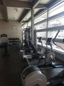 um ginásio com um monte de máquinas de cardio numa sala em Luxury Apartment in Carso, Polanco em Cidade do México