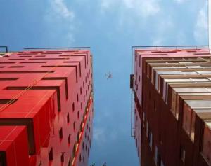 twee hoge rode gebouwen tegen een blauwe lucht bij Luxury Apartment in Carso, Polanco in Mexico-Stad