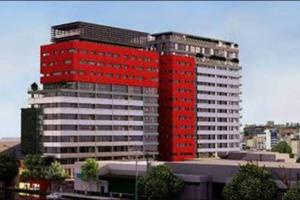 un edificio rojo y blanco en una ciudad en Luxury Apartment in Carso, Polanco en Ciudad de México