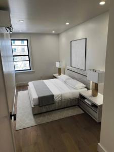 1 dormitorio con 1 cama grande y espejo en Newly renovated massive three bedroom!, en Nueva York