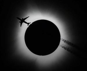 ClarinにあるCasas de Ruumar Bed and Breakfast-Bar-Two rooms for family availableの日食の前を飛ぶ飛行機 +79枚の写真