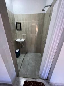y baño con ducha y lavamanos. en Hosteria Puerta del Nus en Cisneros