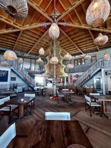 BelnemVilla Kiwi 3 min to the Beach with Private Magnesium Pool & Dive Rinse Tank的有桌椅和吊灯的餐厅