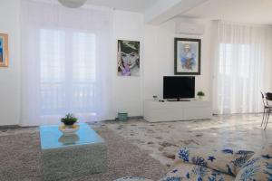 a living room with a tv and a couch at [Sea View] Appartamento Panoramico Wifi A/C in Porto San Giorgio