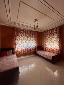 een kamer met 2 bedden en een raam bij Stunning 3-Bed Villa in Fes near fes sais airport in Fès