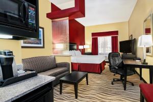 TV a/nebo společenská místnost v ubytování Holiday Inn Express & Suites Cotulla by IHG