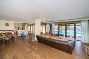 ビリャホヨサにあるStunning Villa Carichel Blancの広いリビングルーム(ソファ、テーブル付)