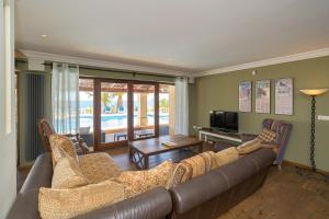 - un salon avec un canapé et une télévision dans l'établissement Stunning Villa Carichel Blanc, à La Vila Joiosa