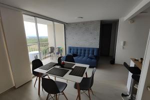 sala de estar con sofá azul y mesa en Apto completo Pto Azul Club House Ven a Descansar en Ricaurte