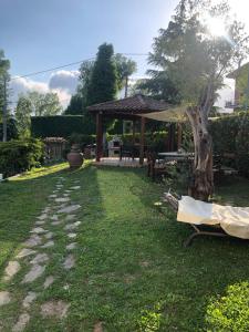 un jardín con cenador y árbol en GuesthouseAntonia, en Avellino