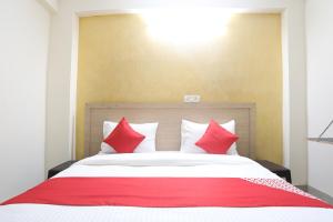 Postel nebo postele na pokoji v ubytování Hotel O A P Residency