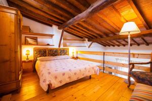 1 dormitorio con 1 cama en una habitación con techo de madera en Apartment San Niccolò, en Florencia