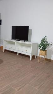 salon z telewizorem na białej komodzie w obiekcie Apartamento Casa Rosabella w mieście Caleta de Sebo