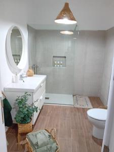 y baño con lavabo, aseo y espejo. en Apartamento Casa Rosabella en Caleta de Sebo