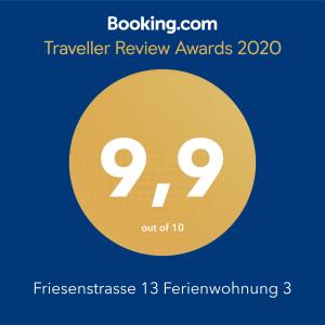 un círculo amarillo con los premios de revisión de viajes en Friesenstraße 13, en Bensersiel