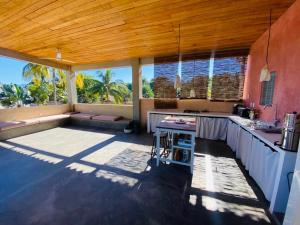 una cucina con bancone e una grande finestra di Casa Taller a Lo de Marcos