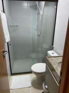 een badkamer met een douche, een toilet en een wastafel bij GOLD FLAT MANAÍRA 1705 in João Pessoa