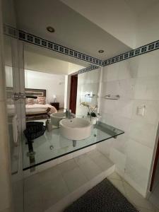 baño con encimera de cristal con fregadero en Villa Beach & Golf CASA DE CAMPO, en La Romana