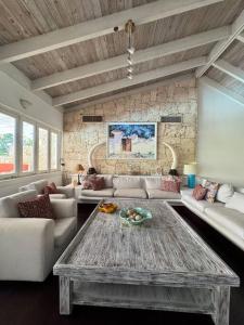 sala de estar con sofá y mesa en Villa Beach & Golf CASA DE CAMPO, en La Romana