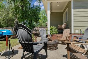 drie stoelen en een tafel op een patio bij Single Story Fire Pit Updated Close to Downtown in Columbus