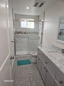 a bathroom with a shower and a toilet and a sink at Sunset location 2Bed/1Bath Apt close to Golden Gate Park in San Francisco