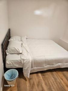 a bed in a bedroom with a bowl next to it at Sunset location 2Bed/1Bath Apt close to Golden Gate Park in San Francisco