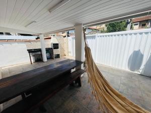 a hammock on the back porch of a house at Morada do Mar Arraial do Cabo in Arraial do Cabo