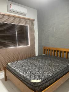 un letto in una stanza con finestra e aria condizionata di Casa condomínio fechado Paripueira a Paripueira Altre 6 foto