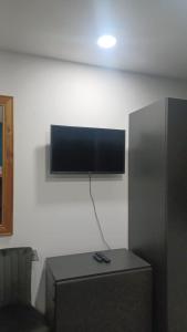 TV de pantalla plana en una pared de una oficina en Contractors Accomodation, en Sunderland