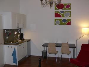 a kitchen with a table and chairs in a room at Business Flat Bahnhofstraße in Wiesbaden