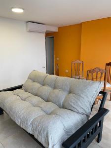 un sofá grande en una habitación con sillas en Sonoma Ribera- Gral Paz CBA en Córdoba